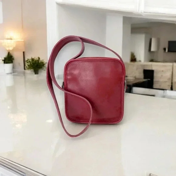 Vintage Coach “9817” Camera bag in red - Picture 8 of 13